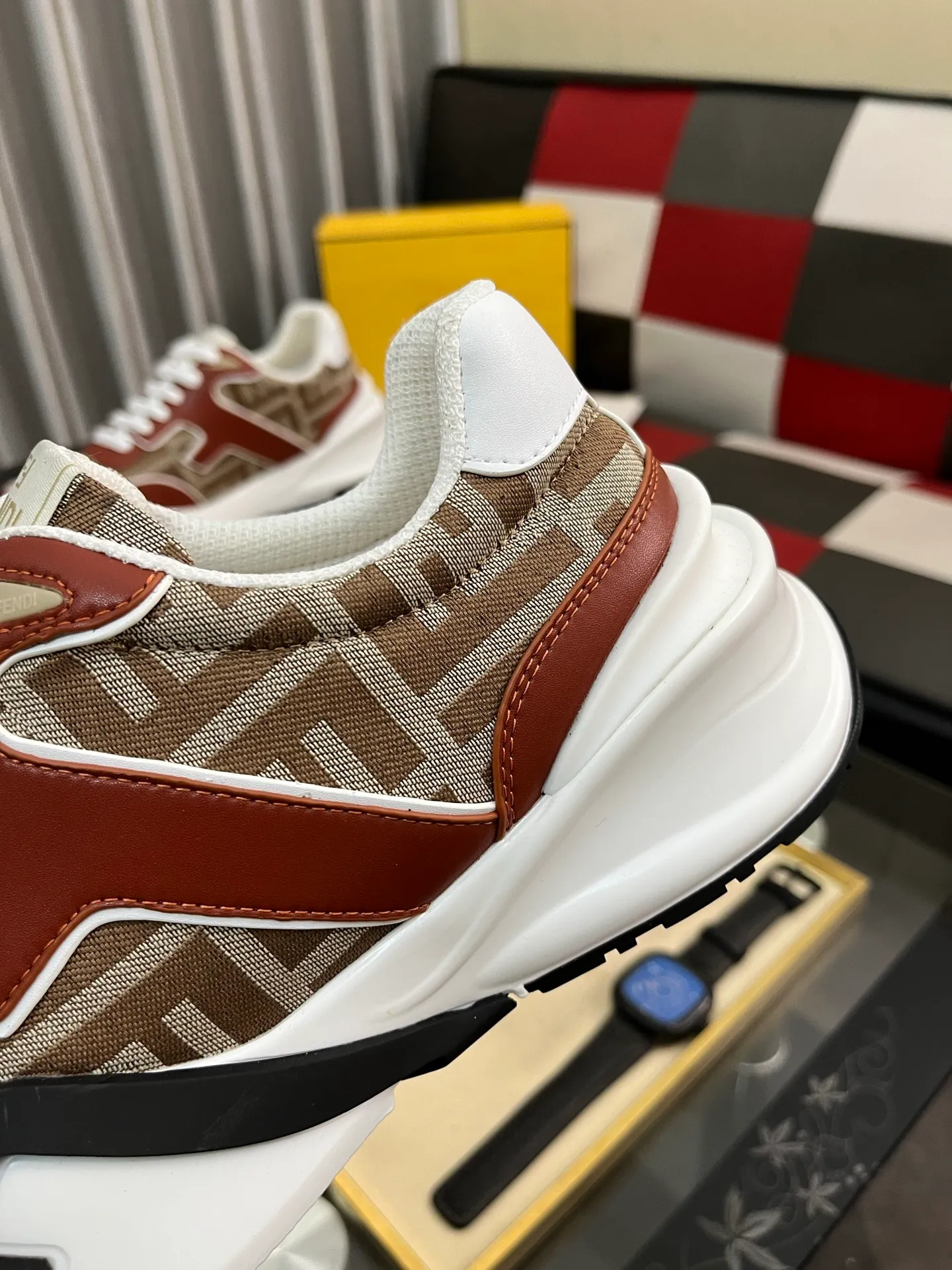 Men's men's shoes 💰560⌚️⌚️FENDI.•FENDI unique modern style sneakers. Counter purchasing🏃casual shoes😍😍 Original breathable fly-knit mesh imported from Italy (refuses to discolor and abrade feet) soles: Original soles specially provided by the original factory, super cool😍 French lazy style design ⚠️ Original quality, super comfortable and wear-resistant original soles. Code number: 38-442️⃣Colors available
